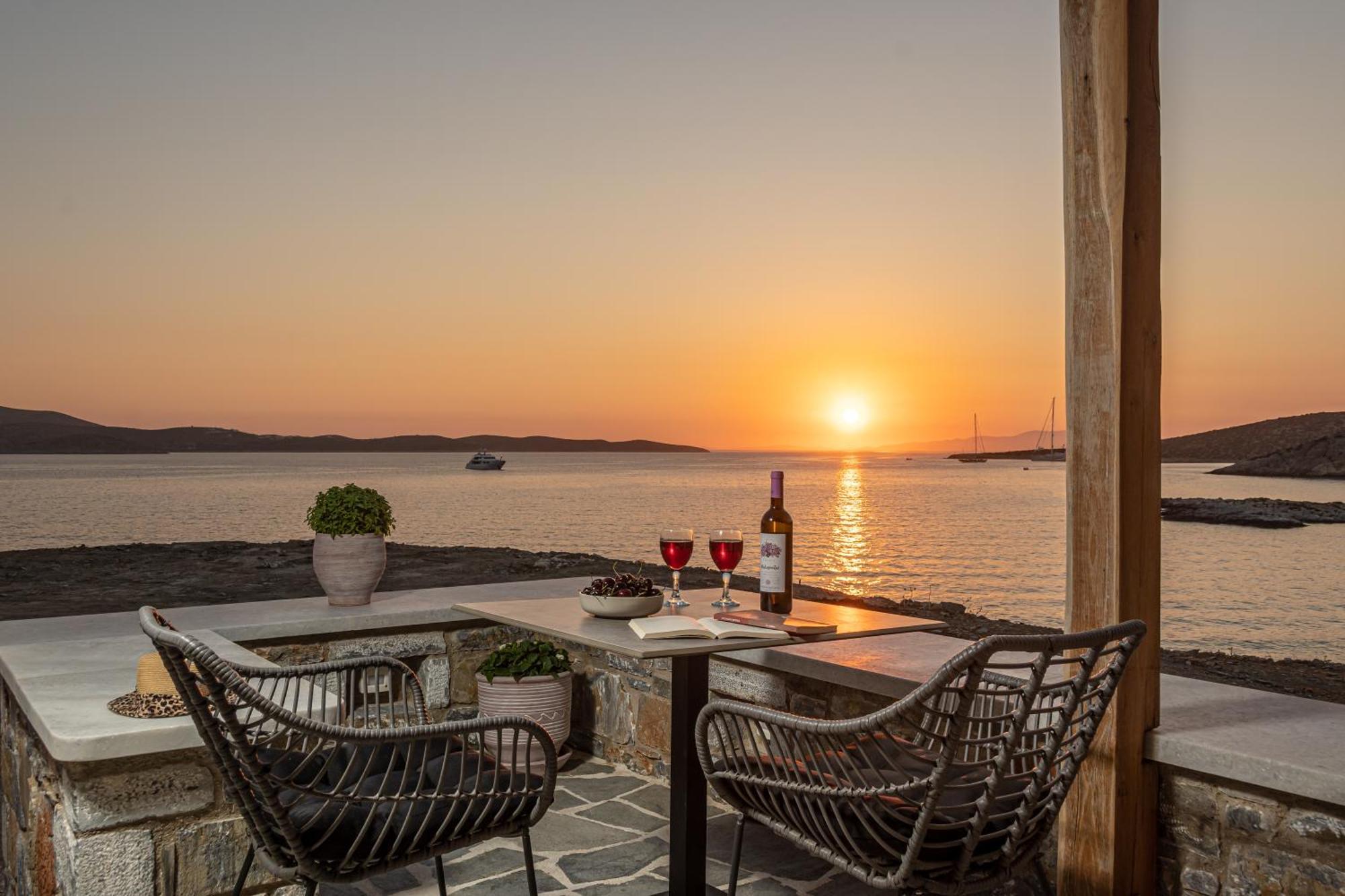 Porto Dema Luxury Suites Schoinoussa Exterior photo