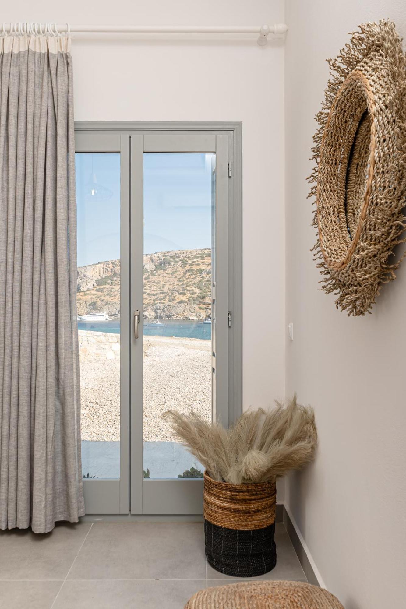 Porto Dema Luxury Suites Schoinoussa Exterior photo
